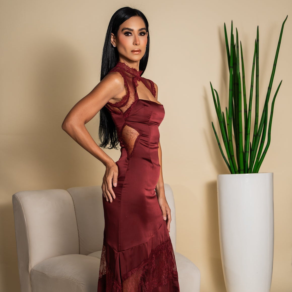 Vestido borgoña con encaje - vista frontal completa