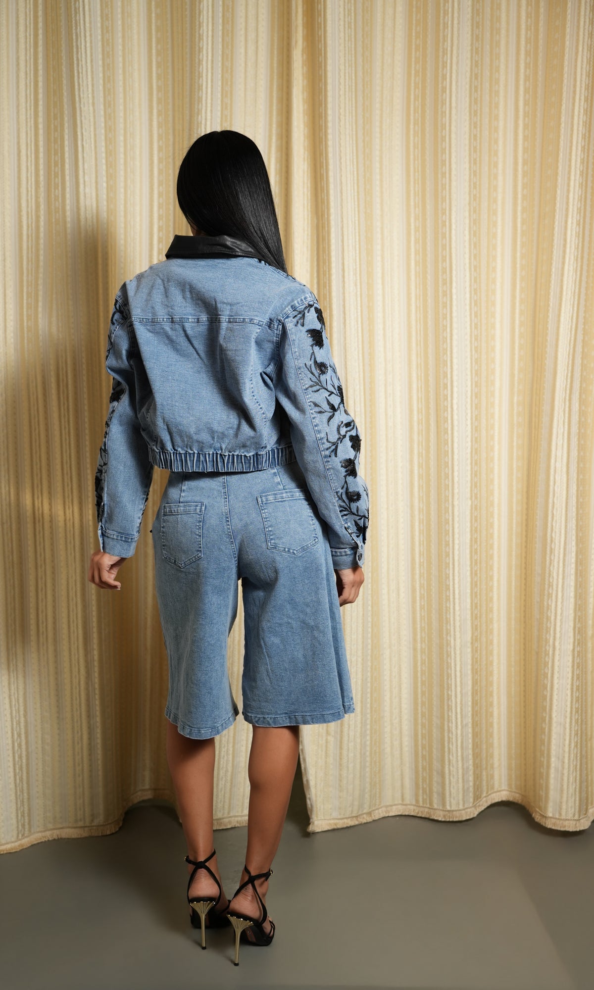 Conjunto Azul con Flores Negras, Chaqueta y Bermuda