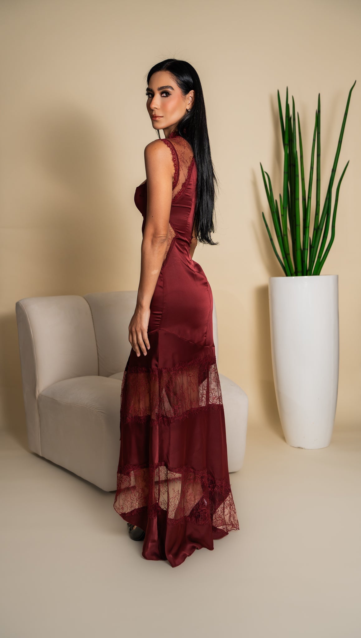 Vestido borgoña con encaje - vista trasera