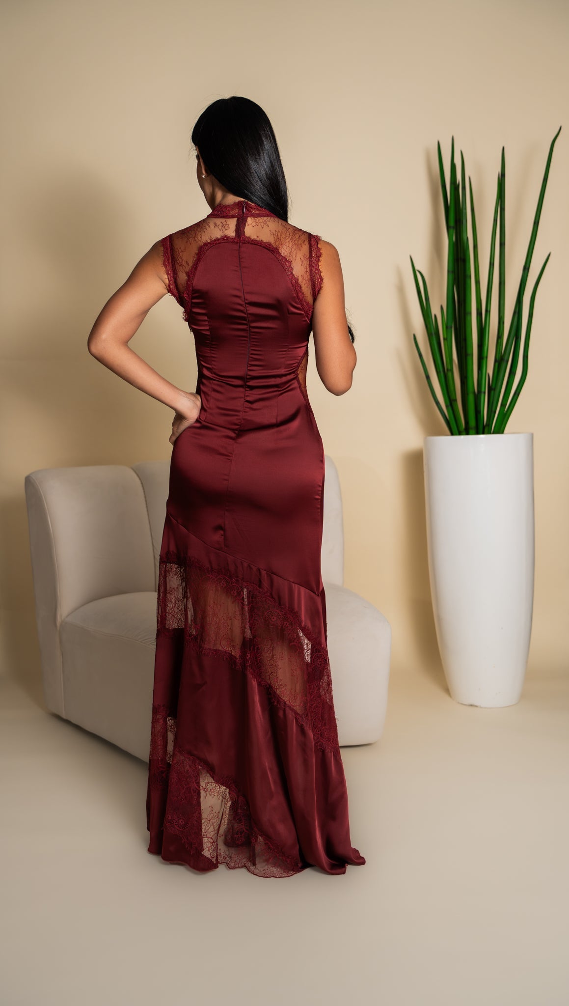 Vestido borgoña con encaje - vista lateral trasera