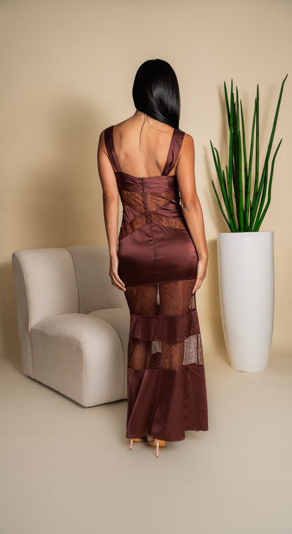 Vestido marrón sirena vista frontal posando