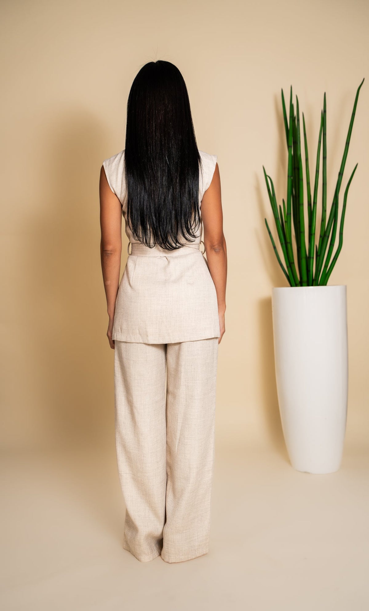 Conjunto beige chaleco - vista trasera