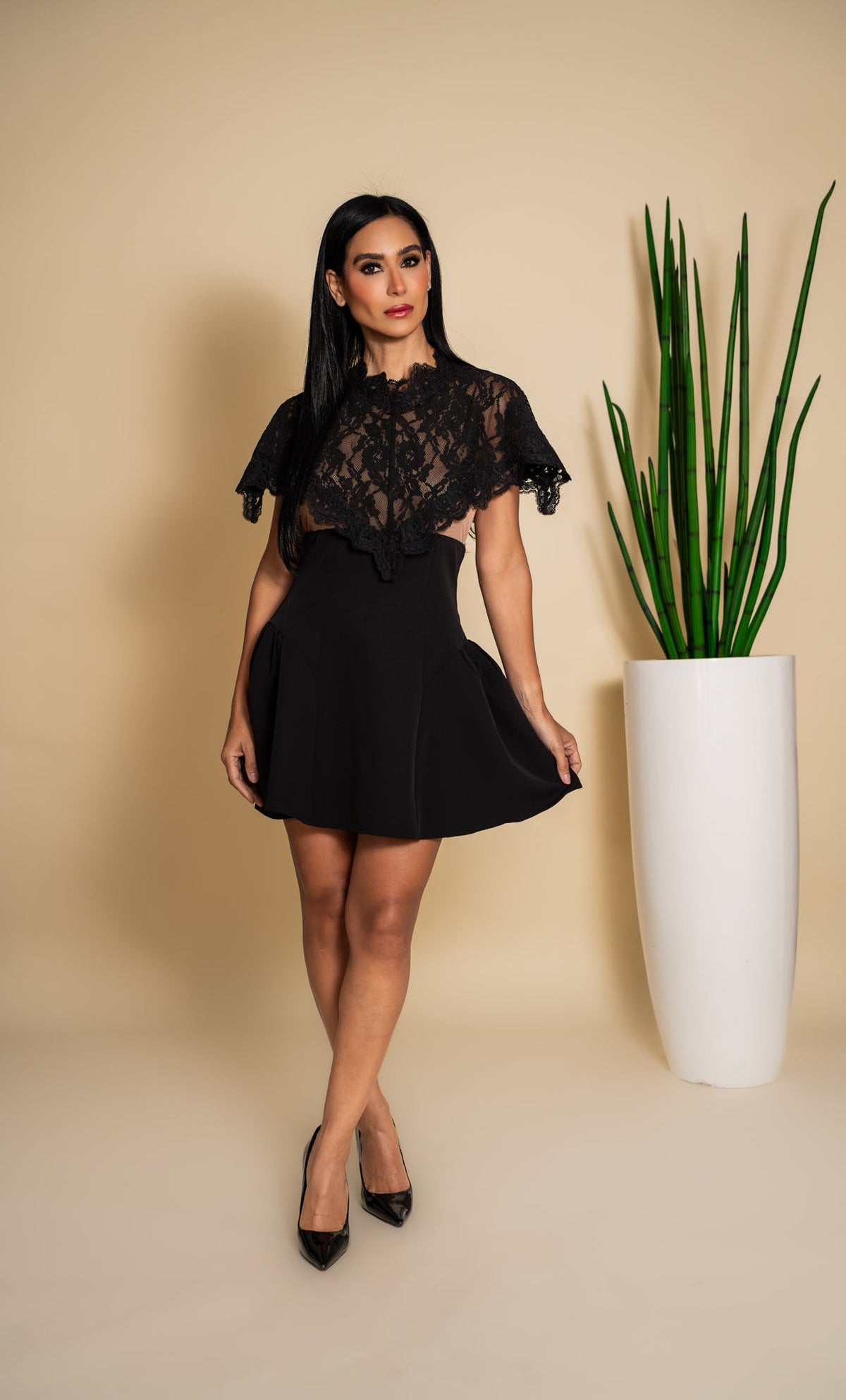 Vestido negro encaje - vista lateral