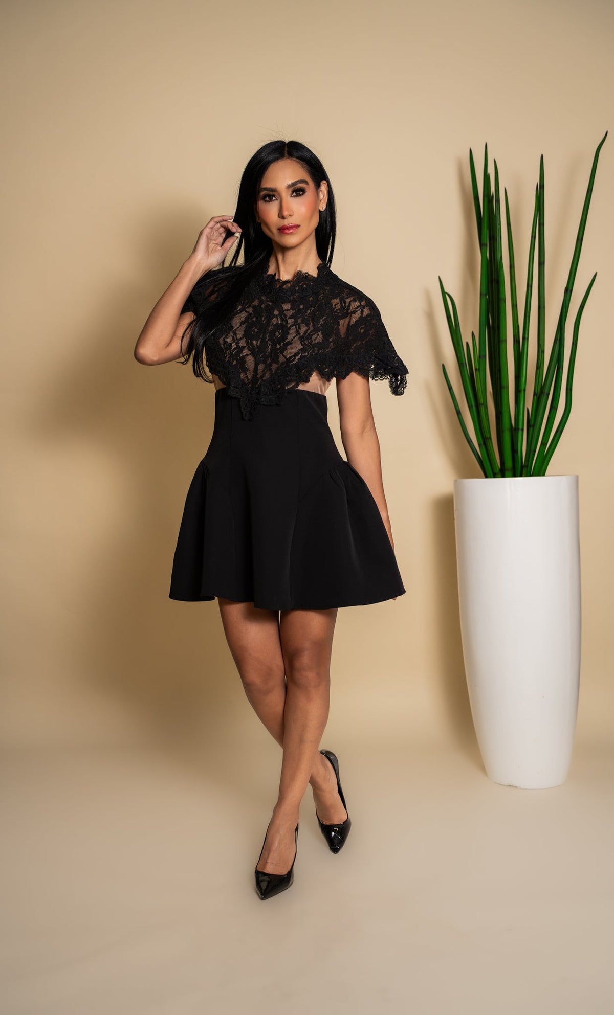 Vestido negro encaje - vista frontal