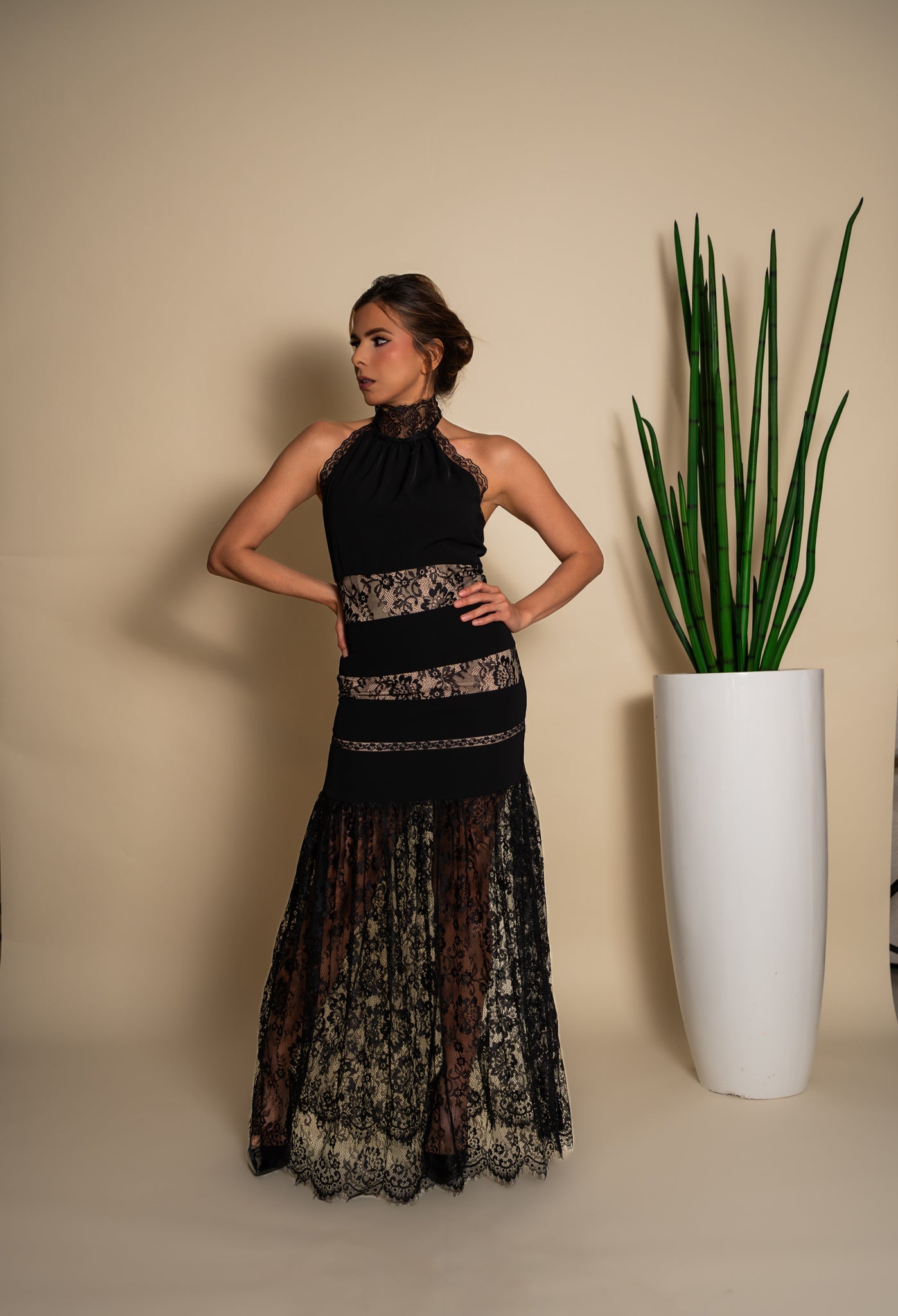 Vestido negro largo de seda con encaje - vista frontal
