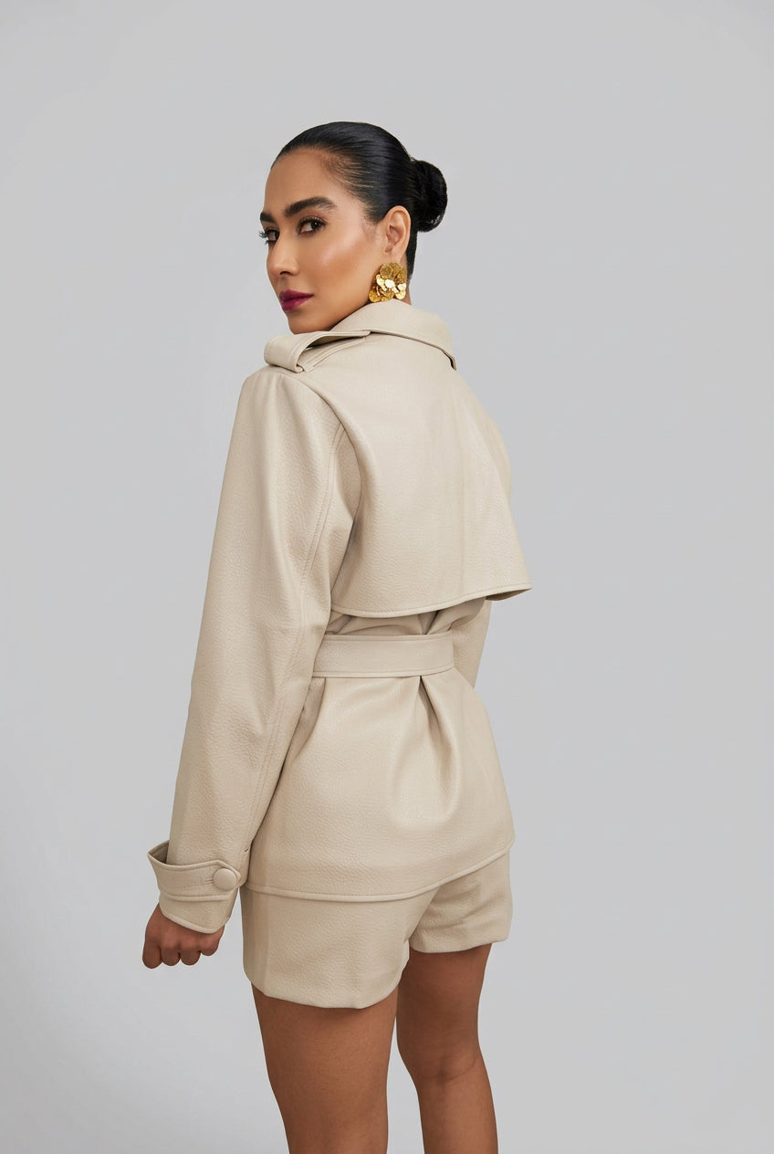 Conjunto Beige de Chaqueta con Cinturón y Shorts